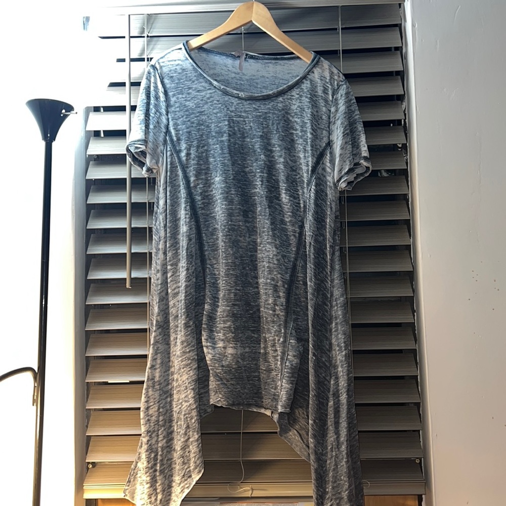 Flowy sheer gray shirt ☑️👽☑️🐺🥹